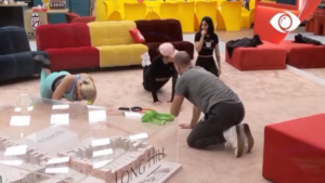 Kristi si instruktor palestre në shtëpi, Kejvina, Ariana dhe Mikela ndjekin udhëzimet