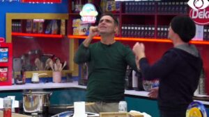 Video epike/ Momenti kur Armaldo dhe Genti imitojnë Irini Qirjakon