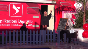 Edhe dielli duket më bukur kur bie te ti/ Luizi nis ngacmimet e para në shtëpi