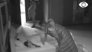 Nuk po flemë dot, jemi 15 veta që nuk na zë gjumi / Gërhitja e Luizit acaron banorët