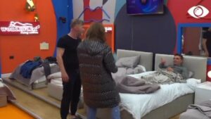 Ariana provokuese me kërcimin e saj, Armaldo vihet në siklet dhe...