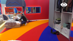 Çfarë ndodhi me Dea Mishel? Banorët e gjejnë në dhomë duke qarë