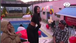 Efi 'përvëlon' banorët, ndez shtëpinë me kërcimin e saj