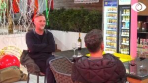 Upss! Herionit i shpëtojnë gazrat, Genti ja plas të qeshurës...