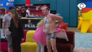 E papritur! Herioni ndërpret dushin dhe shkon me 'shkumë e sapun' në dhomën e ndenjes