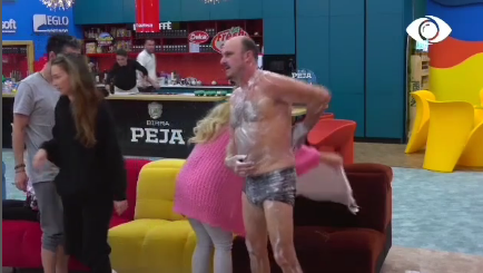 E papritur! Herioni ndërpret dushin dhe shkon me 'shkumë e sapun' në dhomën e ndenjes