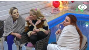 Më kanë përdorur fotot e këmbëve/ Vajzat bisedojnë