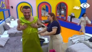 Luizi vesh fustanin e Teas/ Kiara e ngacmon: Sa të shkon jeshilja...