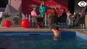 Luizi sfidon të ftohtin, zhytet në pishinë për disa minuta