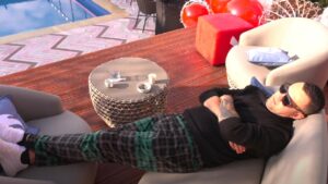 I acaruar nga loja e banorëve, Luizin e zë gjumi në oborr