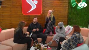 E mendoja më dinake/Banorët diskutojnë për Kejvinën