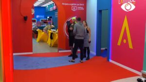 Kiara po tallet/ Banorët diskutojnë: Luizi është bërë kllouni personal i Kiarës