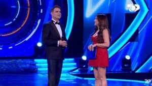 “Një banor i fshehtë”, tenori i famshëm iu këndon banorëve për Krishtlindje, por në fakt…  