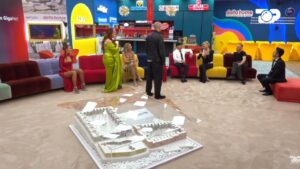 “Pa ngrënë që javën e parë”. Prova javore në dorë të Kejvinës, a do arrijë ajo t’ua shpjegojë banorëve siç duhet?