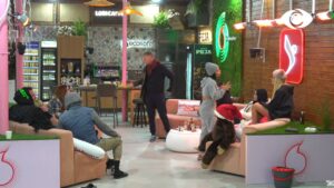 Mos hamendësoni pa lidhje/Debati Amos-Tea për buxhetin