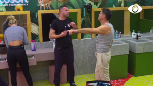 Traktor 2500 kuaj fuqi, Armaldo imiton gërhitjet e banorëve