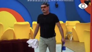 Zarf i Zi/ Banorët nuk duhet ta hapin deri në njoftimin e Vëllait të Madh