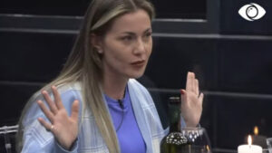 Olta përlotet teksa i rrëfen Efit historinë me partnerin