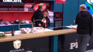 Po të manipulon/ Luizi replikon me Tean