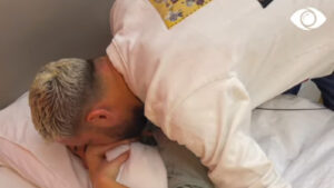 Luizi zgjon me puthje Kiarën, ajo mbulon fytyrën me jastëk