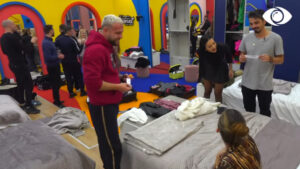 Djemtë zgjedhin goglat, cilën vajzë do imitojë secili prej tyre