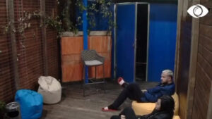 “U mbush me këngëtarë dasmash këtu”/ Luizi ironizon Valbona Memën