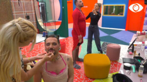 Djemtë vishen si vajzat/ Kush imitoi kë?