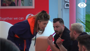 O vogëlush/ Olta nënqesh Luizin: Je i vogël shumë