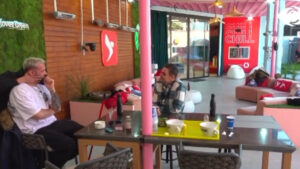 “E dua fort”, Kiara hyn në rolin e Luizit dhe e puth në qafë