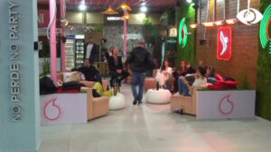 “Kush ma ka zënë shtratin”, Luizi del nga izolimi, u kërkon llogari banorëve