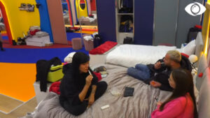 Bjeri se ti e ul atë/ Luizi këshillon Efin se si të sillet me Oltën