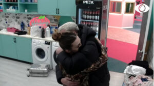 “Të kam shpirt”/ Luizi puth Kiarën në lavanderi