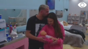 Puthje e përqafime mes Kiarës, Luizit dhe Arbanës së vogël