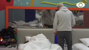 Luizi i çon mëngjesin në shtrat Kiarës