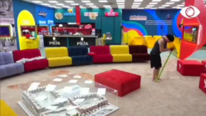 Genti bën ushtrime i vetëm në shtëpi, banorët presin të kërkojë falje!