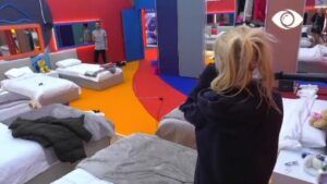 Amos ngacmon sërish Dean, i heq fshesën nga priza