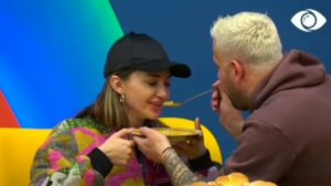 Kiara përton të hajë, Luizi shkon ta ushqejë