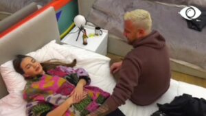 Kiara kërkon të flejë/ Luizi ulet në shtratin e saj