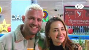 Të qeshur bashkë! Kiara dhe Luizi pozojnë për kamerat