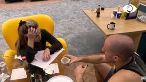 Kristi: Këtu duhet të bësh si naiv! Olta: Të luaj rolin e budallaqes është specialiteti im