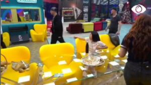 Unë jam më i madhi këtu, Mikela debaton me Herionin për kolltukun para spektaklit