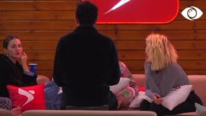 Amos ngacmon Kiarën: Pse nuk e pranon që e ke qef?