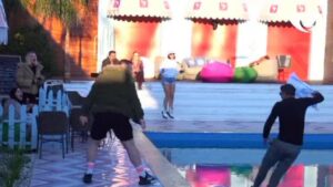 Ronaldo hedh Armaldon në pishinë