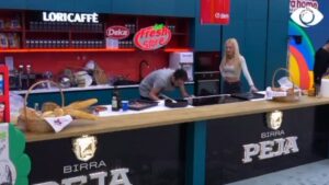 Thashë të ndihmoja me prezencën time.../Dea dhe Amosi ngacmohen në kuzhinë