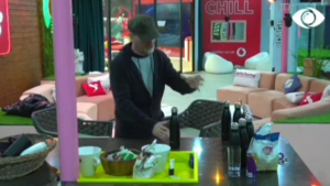 Në vend të banorëve! Genti flet me shishet: Tani do më dëgjoni të gjithë!