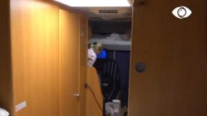 Ka për të shpërthyer/Vajzat bisedojnë në rulot