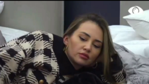 Kiara e mërzitur, qëndron e vetme në oborr