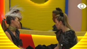 Kiara e mërzitur nga Tea, Olta i qëndron pranë