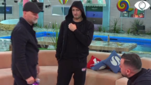 Me kë do ishe mbyllur në rulot?/Banorët ngacmojnë Kristin