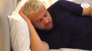 Një njeri që thotë një gënjeshtër të tillë a është i aftë të qajë për tu viktimizuar? Luizi: Është gomarllëk. S'di ku do dilja!